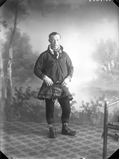 Porträtt av en herre i samedräkt. Ateljefoto.