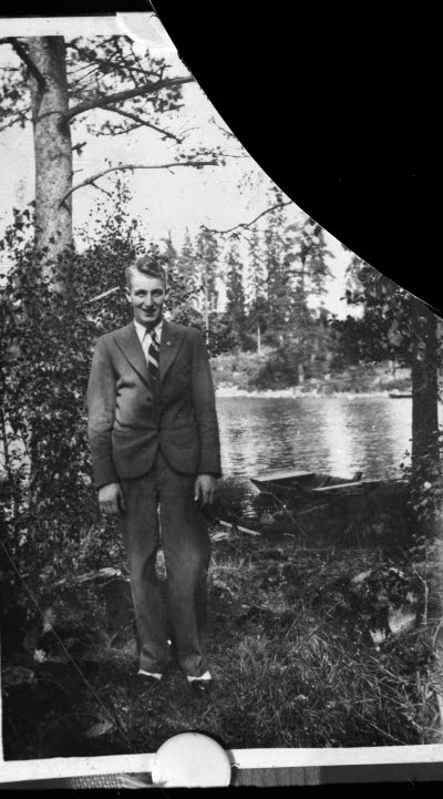 En herre vid en älv.