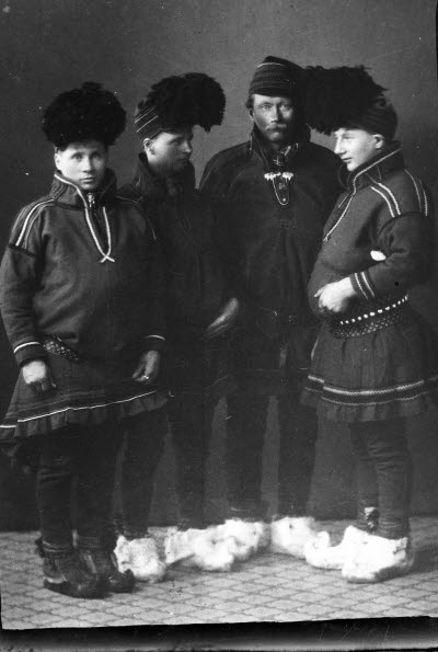 Porträtt av fyra herrar i samedräkter. Ateljefoto.