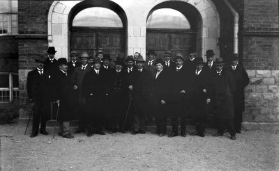 Gruppbild: skollärare framför Centralskolan. Oidentifierade.