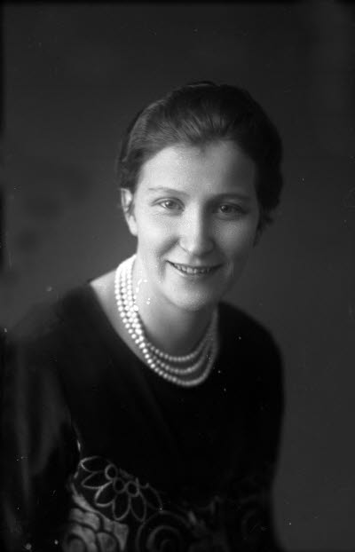 Porträtt av en dam. Ateljefoto.