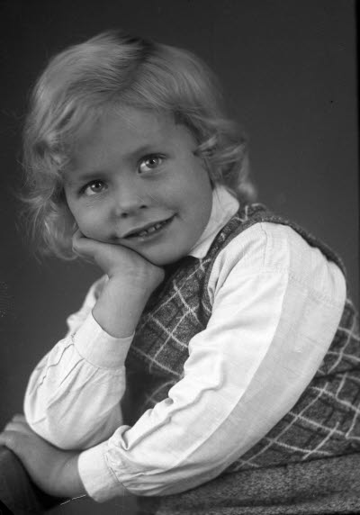 Porträtt av ett barn; en pojke. Ateljefoto.