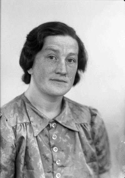 Porträtt av en dam. Ateljefoto.