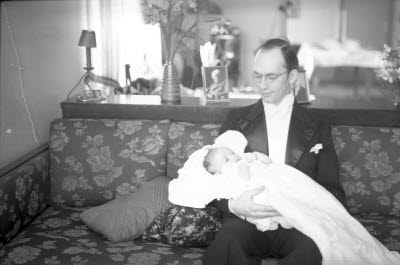 Porträtt av en herre och ett barn. Hemmiljö.