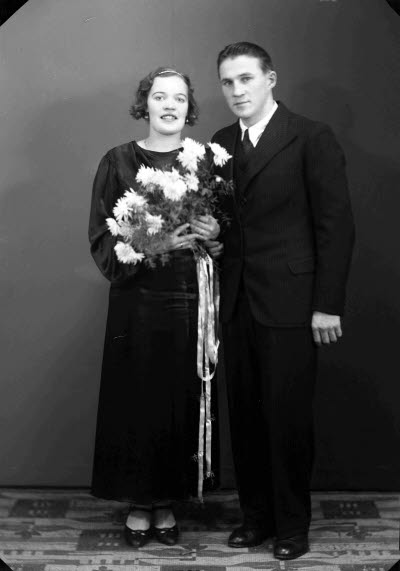 Porträtt av ett brudpar. Ateljefoto.