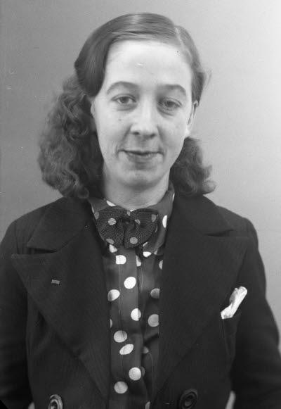 Porträtt av en dam. Ateljefoto.