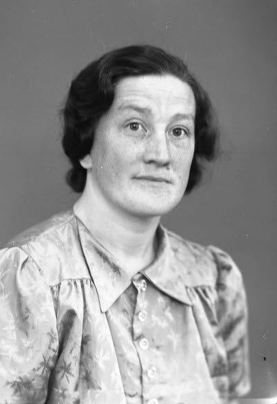 Porträtt av en dam. Ateljefoto.