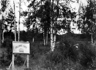 Skylt Fjällnäs café. I bakgrunden Fjällnäs slott, Gällivare.