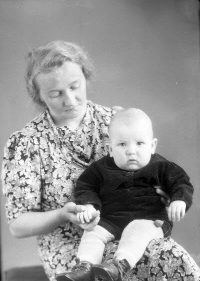 Porträtt av en dam och ett barn; mor och barn. Ateljefoto.