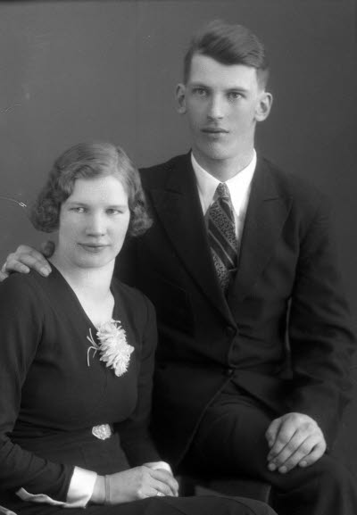 Porträtt av ett par; en herre och en dam. Ateljefoto.