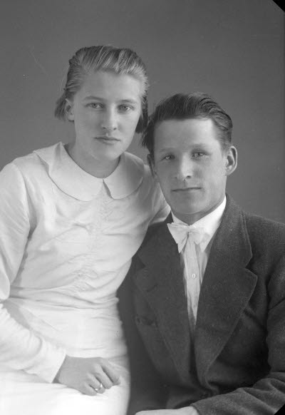 Porträtt av ett par; en herre och en dam. Ateljefoto.