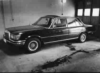 Mercedes 350. Bil; personbil. Garage.
