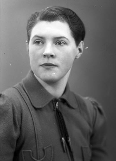 Porträtt av en dam. Ateljefoto.