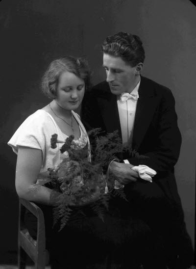 Porträtt av ett brudpar. Ateljefoto.