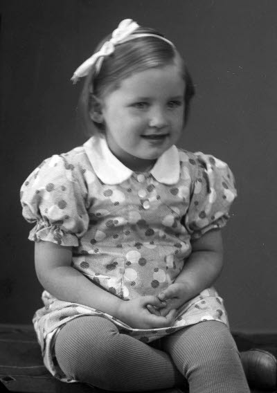 Porträtt av ett barn; en flicka. Ateljefoto.