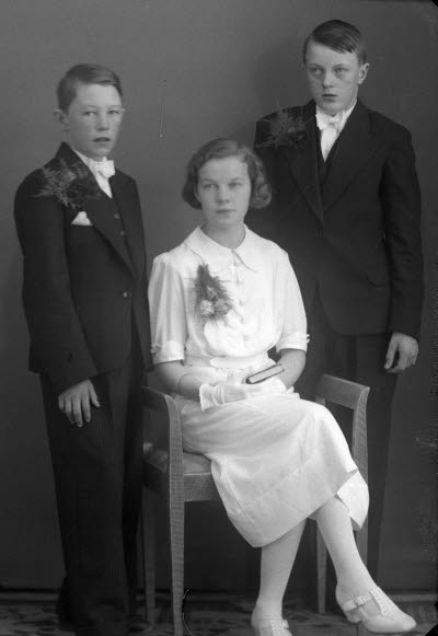 Porträtt av två pojkar och en flicka. Ateljefoto.