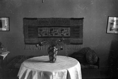 Interiör: sovrum; väggrya.