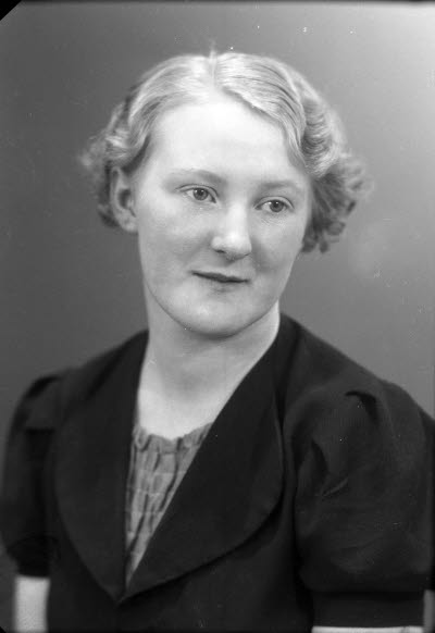 Porträtt av en dam. Ateljefoto.