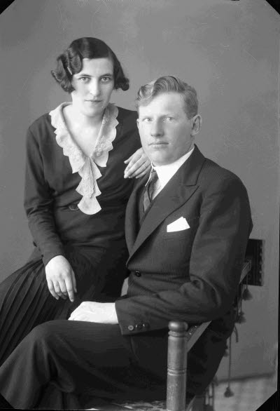 Porträtt av ett par; en herre och en dam. Ateljefoto.