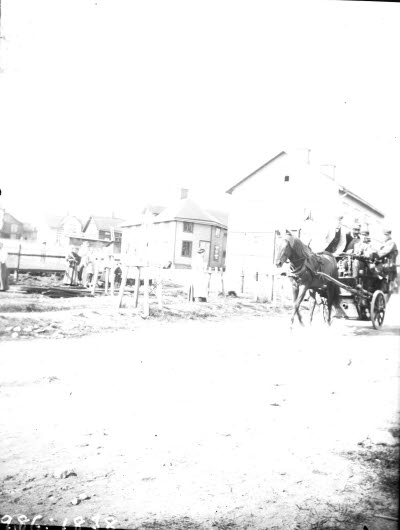 Hästskjuts på vägen; utflykt med häst och vagn. Oidentifierade.