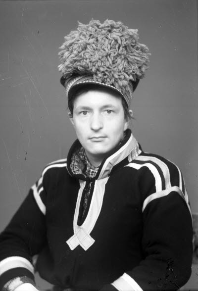 Porträtt av en herre i samedräkt.