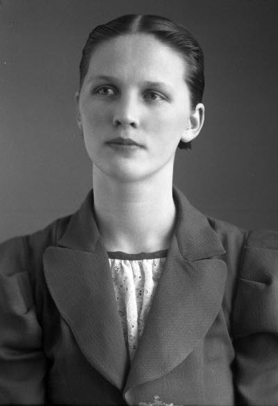 Porträtt av en dam. Ateljefoto.