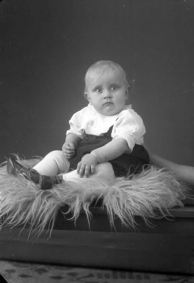 Porträtt av ett barn. Ateljefoto.