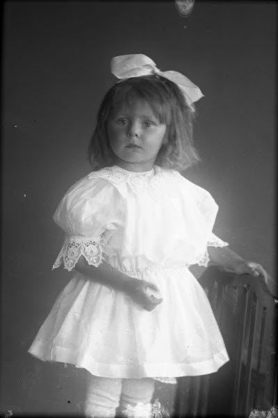 Porträtt av en flicka. Ateljefoto.