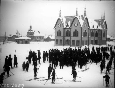 Torget; Missionskyrkan, "Tysta Mari" i bakgrunden. Idrott. Sport; skidtävling.