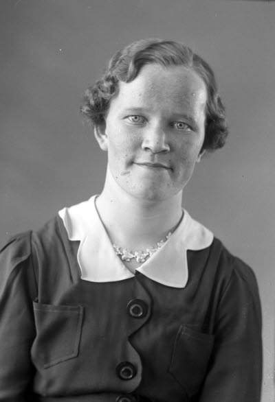 Porträtt av en dam. Ateljefoto.