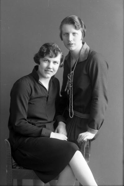 Porträtt av två damer. Ateljefoto.