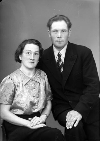 Porträtt av ett par; en herre och en dam. Ateljefoto. 