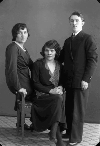 Porträtt av två damer och en herre. Ateljefoto.