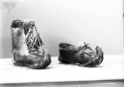 Utställning; skor av renskinn, lappskor.