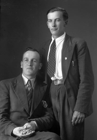 Porträtt av två herrar. Ateljefoto.