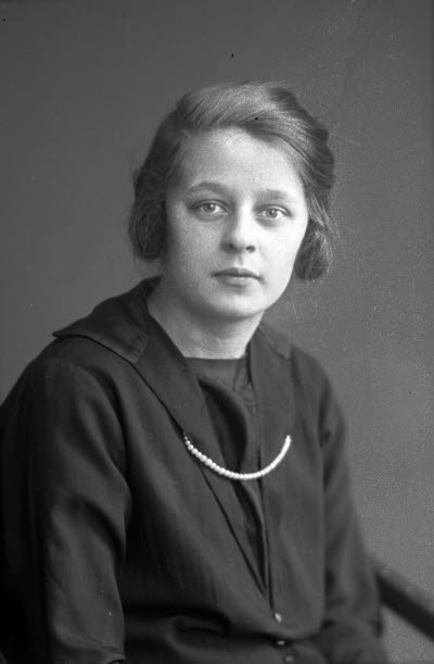 Porträtt av en dam. Ateljefoto.