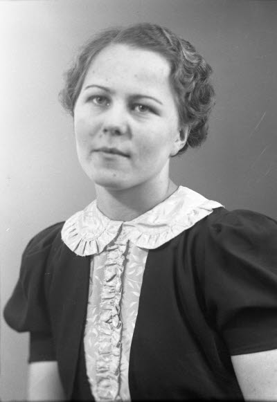 Porträtt av en dam. Ateljefoto.