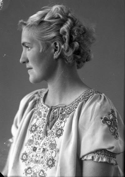 Porträtt av en dam. Ateljefoto.