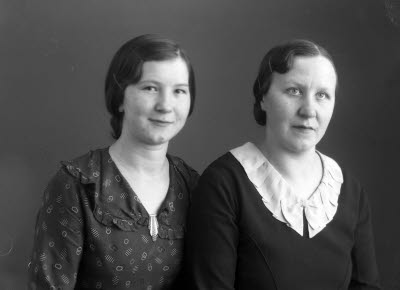 Porträtt av två damer. Ateljefoto.