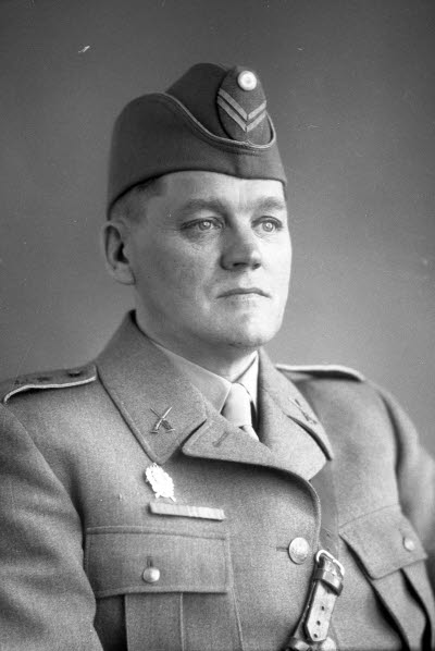 Porträtt av en herre i militäruniform. Ateljefoto.