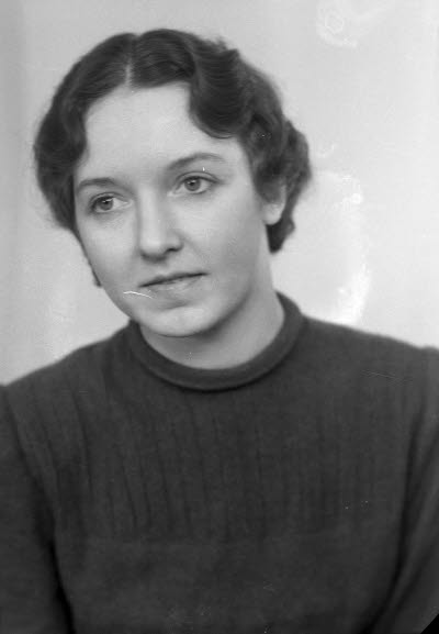 Porträtt av en dam. Ateljefoto.