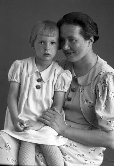 Porträtt av en dam och ett barn; en flicka. Ateljefoto.