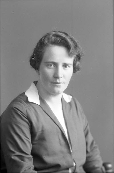 Porträtt av en dam. Ateljefoto.