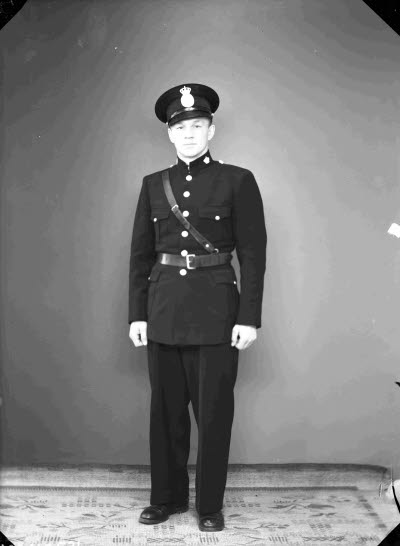 Poliskonstapel; porträtt av en herre i polisuniform.