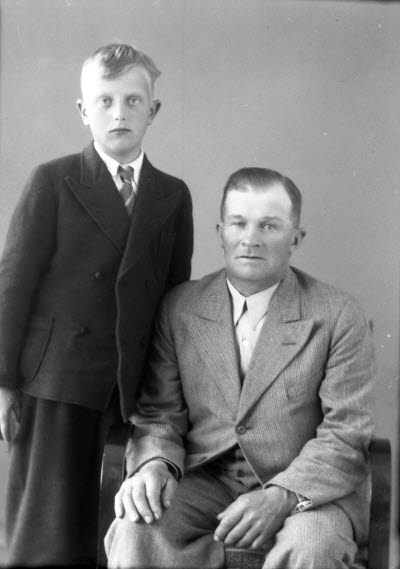 Porträtt av en herre och en pojke; far och son? Ateljefoto.