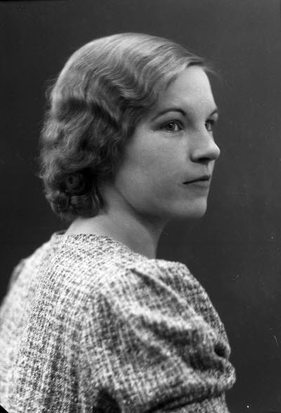 Porträtt av en dam. Ateljefoto.