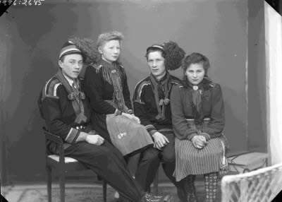 Porträtt av två herrar och två damer i samedräkter.