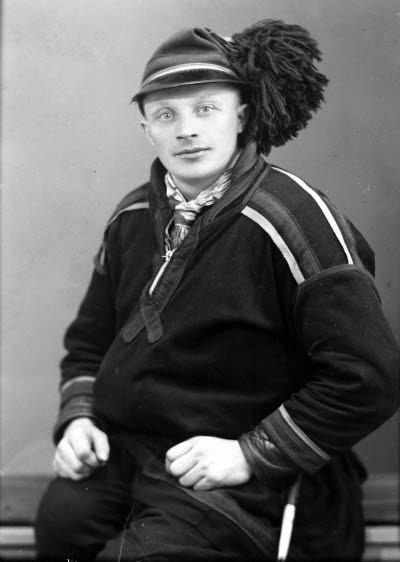 Porträtt av en herre i samedräkt. Ateljefoto.