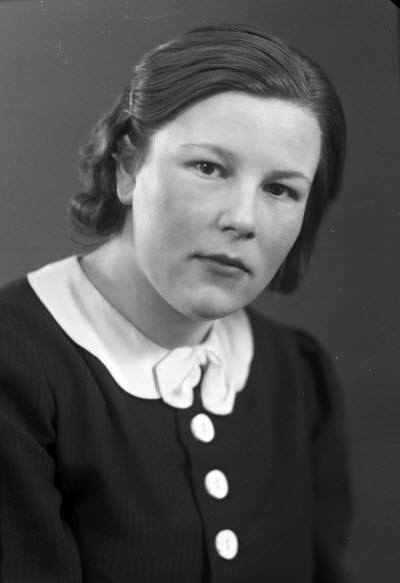 Porträtt av en dam. Ateljefoto.