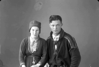 Porträtt av ett par; en herre och en dam. Ateljefoto.